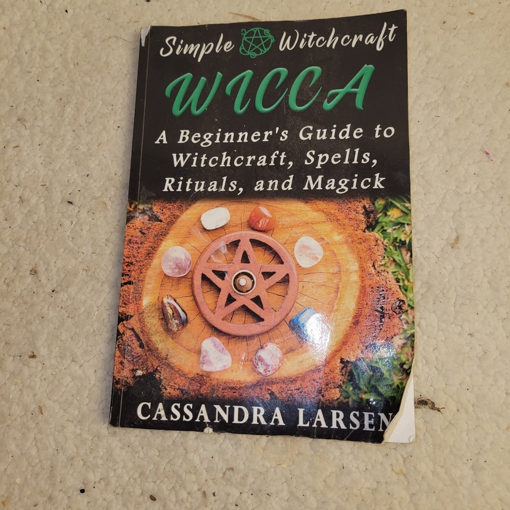 Wicca: A Beginner's‎ Guide to Witchcraft, Spells, Rituals, and Magick